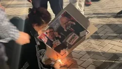 Protesta e studentëve/ Protestuesit i vënë zjarrin posterit me Vuçiç-in dhe Ramën