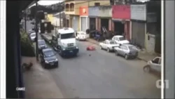 رجل ينجو بأعجوبة من حادث سير مريع!