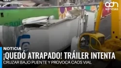 Tráiler queda destrozado al intentar pasar bajo puente en CDMX