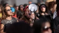 Macron denuncia un ataque racista tras los tiroteos cerca de París