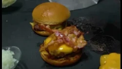 Os segredos do Hambúrguer na Brasa - mais uma delícia que você encontra no NECO Empório da Carne!