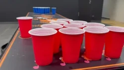 Offiziell Beer Pong-Reegelen & Tipps!