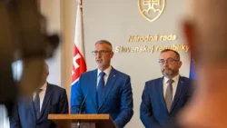 KONSOLIDÁCIA: Zmrazenie platov poslancov