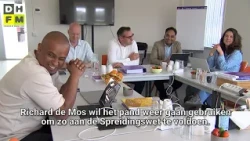 Nieuwe coalitie wil asielopvang Regulusweg heropenen - Metersgrote Harrie Jekkers op het strand