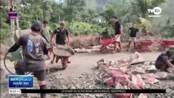THREE VILLAGES IN SELUMA CHIP IN TO REPAIR ROAD