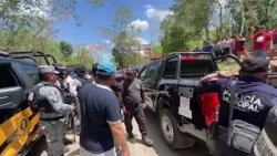 #Noti13 | 🚨 Tourists climb Chichén Itzá pyramid after site closure