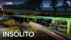 Was it the wind? A bus fell from a bridge in Areco and authorities are searching for a person.