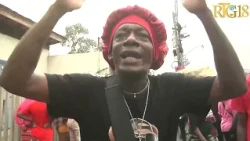 Plizyè fanmi kap viv nan kan manifeste pou mande gouvènman pran dispozisyon pou leve yo nan kan