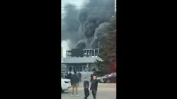 Des images montrent des colonnes de fumée après une frappe meurtrière sur une usine russe
