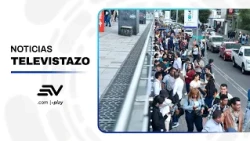 Citizens form long lines for a job fair | Televistazo | Ecuavisa