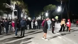 Protesta e studentëve/ Protestuesit dhe policia të vendosur pranë Kryeministrisë