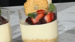 Cheesecake and red berries with La Moderna