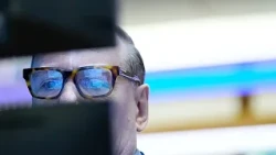 Euro ai minimi da 17 mesi per timori sul debito francese e voto anticipato in Spagna
