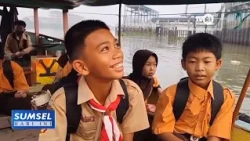 SOUTH SUMATRA TODAY - STUDENTS ALONG THE RIVERBANK BRAVE SMOG ON THEIR WAY TO SCHOOL