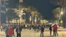 Protesta e studentëve/ Protestuesit mblidhen në bulevard