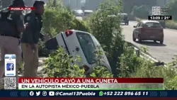 #Noti13DeLaTarde 🚨 Vehicle falls into a ditch on the Mexico-Puebla highway!