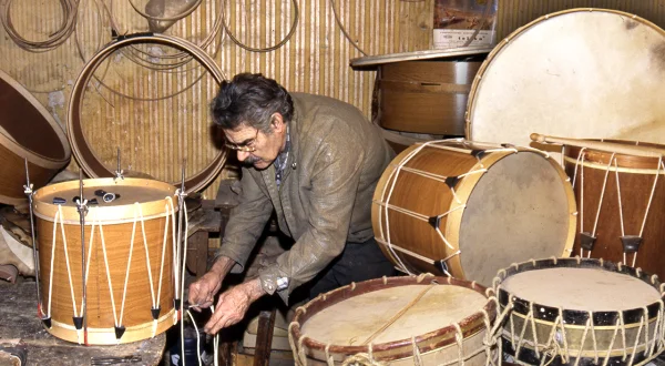 Tambores, timbales y bombos artesanales. Elaboración tradicional de estos instrumentos