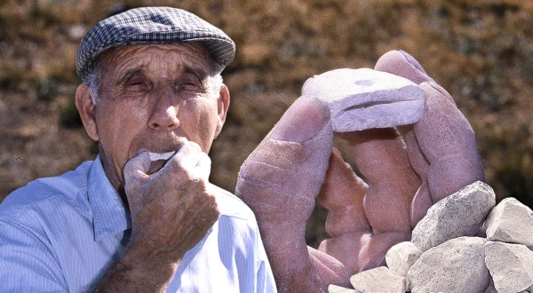 Chiflo de pastor tallado artesanalmente en una piedra del monte para avisar y atraer al ganado