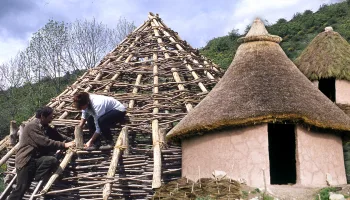 Choza primitiva circular creada a mano. Construcción tradicional de un poblado de la Edad del Hierro