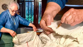 La planchadora. Técnica tradicional de planchar a mano y plegar camisas tras almidonar las prendas