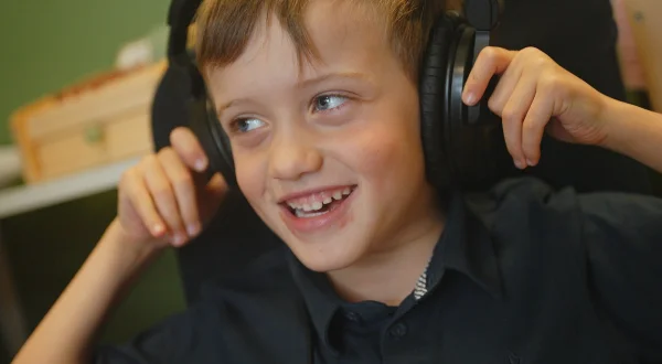 Petits curieux, grands écrans