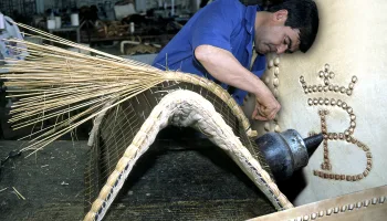 Silla de montar a caballo o montura vaquera. Elaboración artesanal con paja, cuero y lana