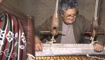 Hilo artesanal. Preparación de la urdimbre y los ovillos para su uso en un telar tradicional