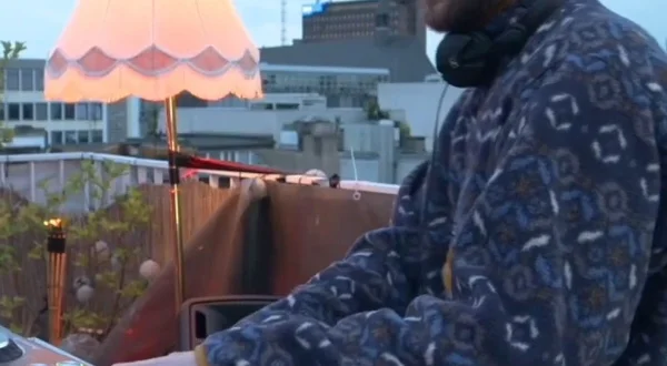 Chromat: Freunde Legen Auf Rooftop - Cologne (Germany)