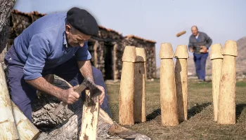 Bolos o birlos tallados a mano en madera de nogal. Reviviendo el pasado de este juego tradicional
