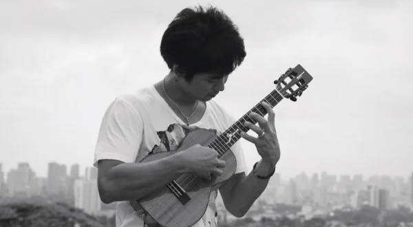 Xhejk Shimabukuro: Jeta në katër tela