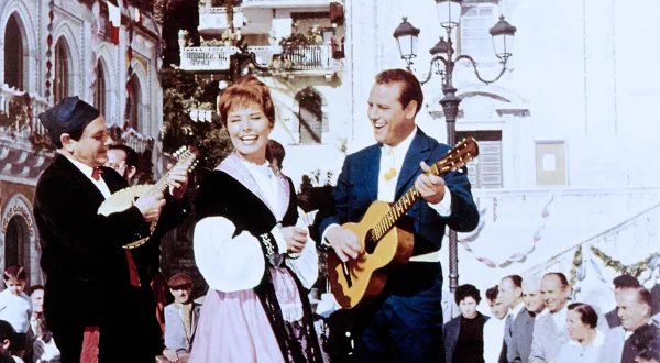 Gitarren klingen leise durch die Nacht