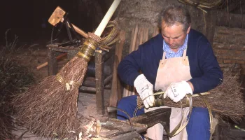 Escobas artesanales con brezo, zarza y madera. Elaboración tradicional paso a paso