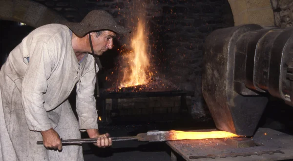 Forja tradicional del hierro con martinete. Así se modelaba en una ferrería artesanal
