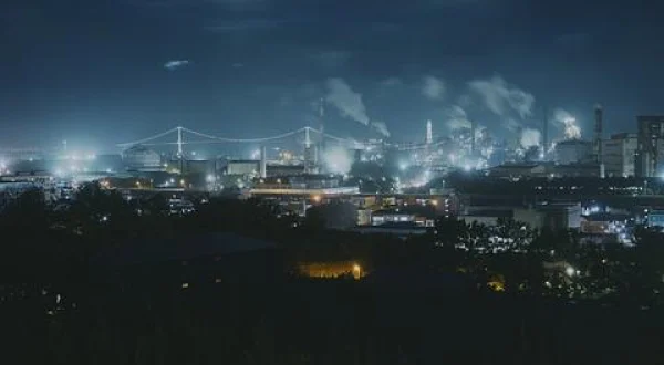 鉄道で巡る美しき工場夜景の世界