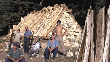 Cabaña o chozo de pastores. Construcción 100% artesanal con troncos de madera y piedras