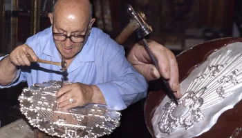El orfebre y su arte en labrar metales. Fabricación artesanal de piezas de orfebrería