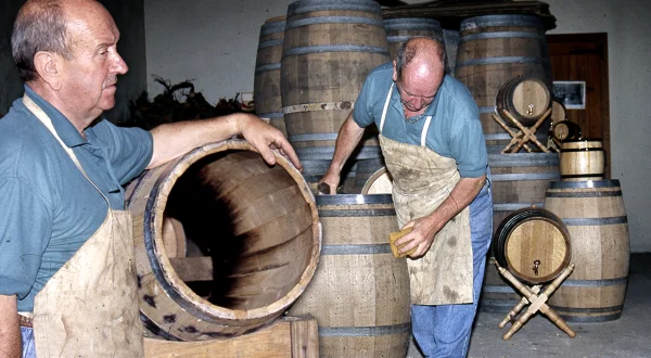 José, el tonelero. Elaboración artesanal de barriles y toneles para guardar el vino