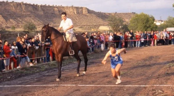 Carrera tradicional del hombre contra el caballo. Así son las carreras pedestres aragonesas