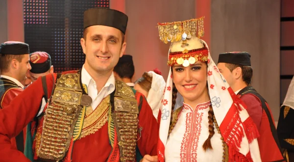 Igrajući, Pjevajući...