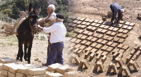 Caseta de adobe hecha a mano. Construcción tradicional de piezas de adobe con tierra, paja y agua
