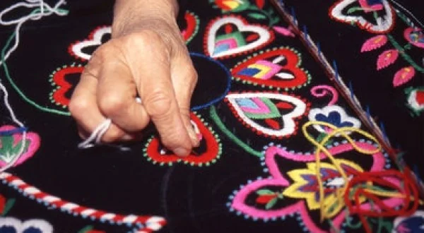 Los bordados manuales en un taller artesanal