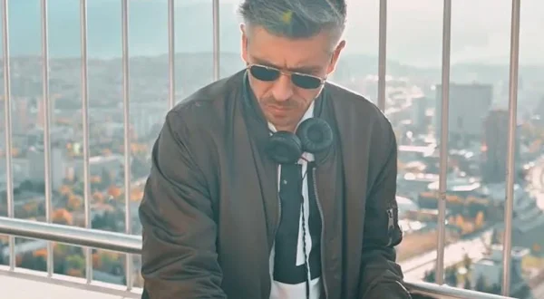 A Skitzo ----- Creating Ear Illusion at Avaz Twist Tower