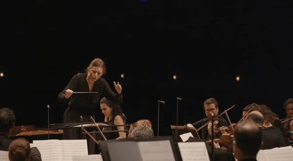 Anna Sułkowska-Migoń conducts the Paris Mozart Orchestra