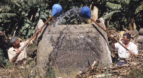 Riego con calabazo. Técnica tradicional para elevar el agua de la acequia