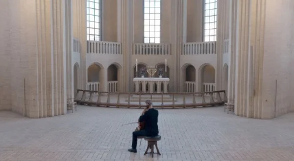 Simetría Sagrada: Henrik Dam Thomsen interpreta la Suite para violonchelo n.º 2 de J.S. Bach