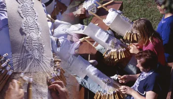 Las palilleiras y su técnica artesanal para el encaje de bolillos