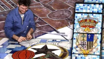 Vidrieras emplomadas artesanas. Pintado, montaje y soldado de cristales de colores con plomo fundido