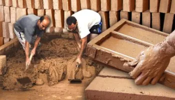 Los ladrilleros. Cocción de 800 ladrillos artesanales a partir del amasado y pisado de barro