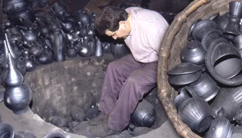 Cerámica negra artesanal. Preparación del barro y elaboración de piezas en un horno tradicional de leña