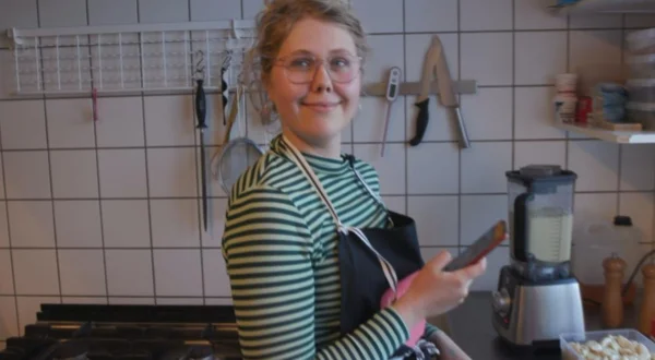 Maries café - Knokler hårdt